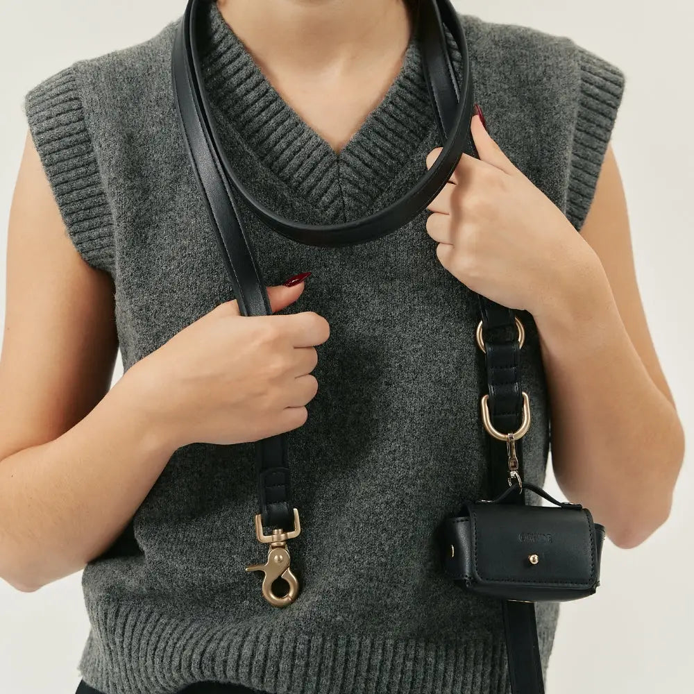 Laisse mains libres multiposition porte-sac cuir végan noir - Accessoire promenade chien élégant - CasualPets