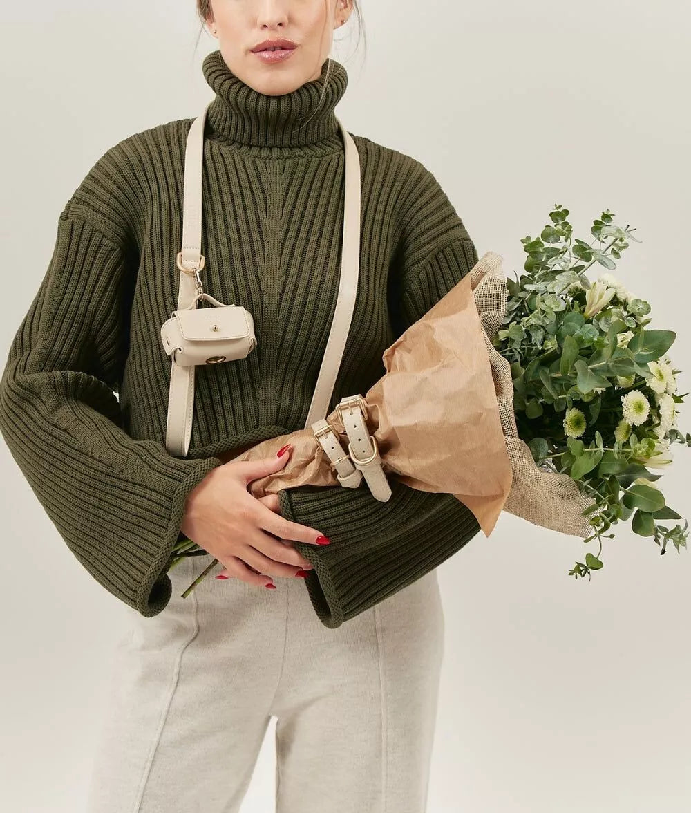 Laisse chien beige avec porte sacs à crottes intégré - Accessoire promenade tout en un écologique et pratique