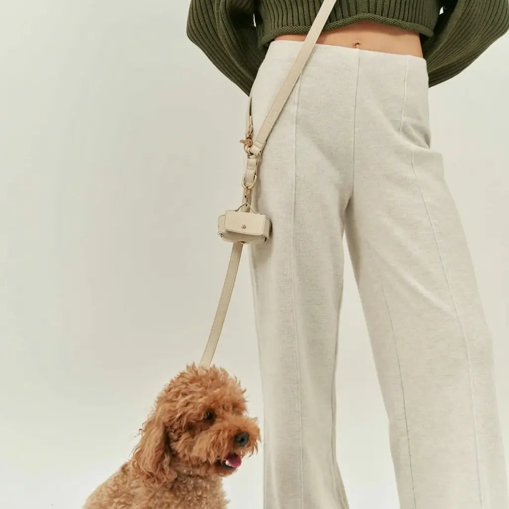 Laisse mains libres bandoulière cuir végan noir avec mousquetons dorés - Accessoire multiposition premium - CasualPets