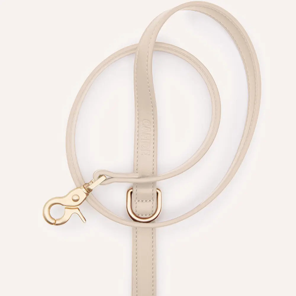 Laisse mains libres bandoulière cuir végan beige avec mousquetons dorés - Accessoire multiposition premium - CasualPets